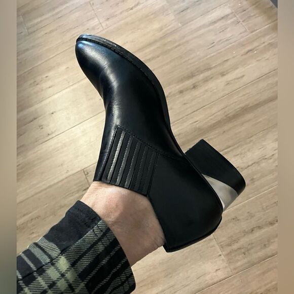 Steve Madden women’s leather black pointed toe Chelsea boots. Clear heel. Size 8 - Picture 2 of 9